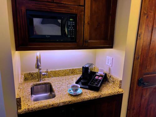 Hotel Canyons Corner Hideout