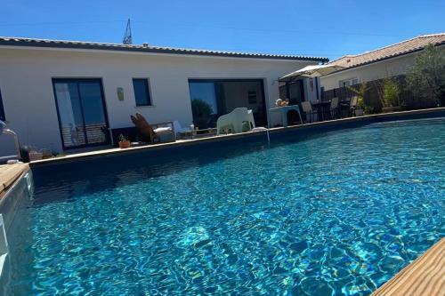 Beautiful Villa Sleeps 6 With Pool
