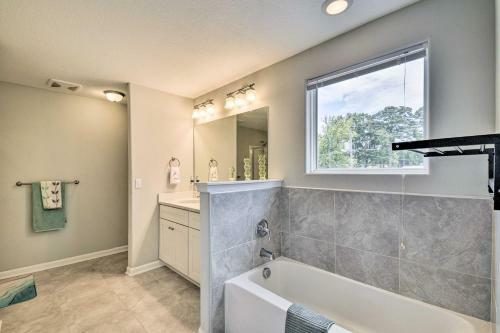 Spacious Norfolk Home With Yard About 1 Mi To Beach
