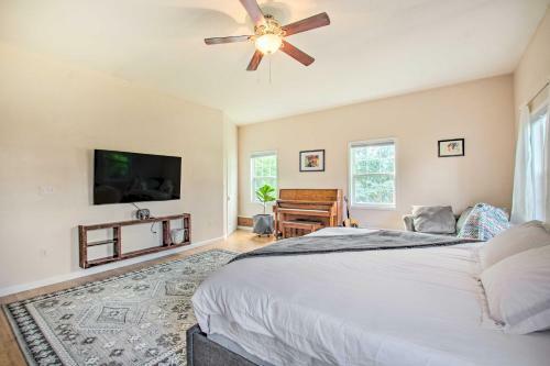 Vibrant Cottage With Private Hot Tub, Fire Pit!