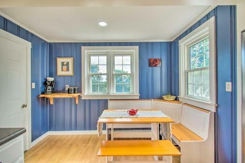 Vibrant Cottage With Private Hot Tub, Fire Pit!