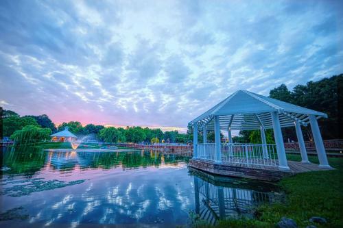 Bethpage Hewick Two-bedroom Cottage 26