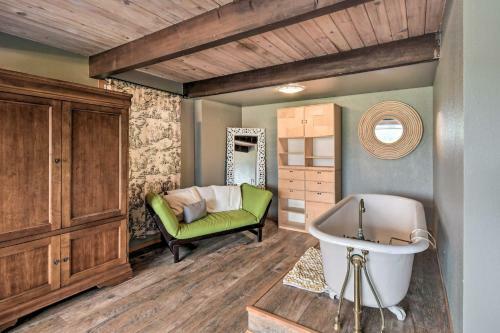 Bright And Airy Home With Sweeping View And Hot Tub