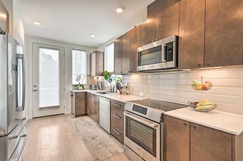 Sleek Townhome In Ballard With Rooftop Deck!
