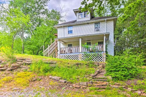 Sun-dappled Fayetteville Home With Fire Pit!