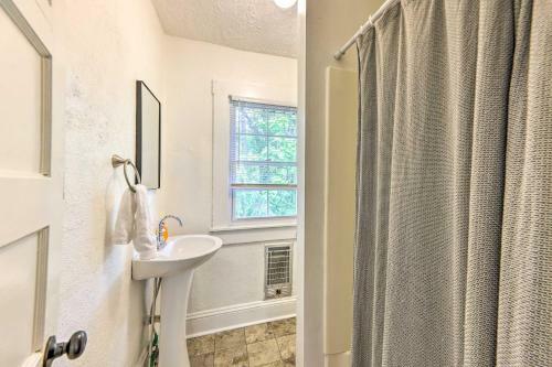 Sun-dappled Fayetteville Home With Fire Pit!