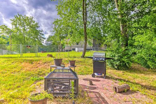 Sun-dappled Fayetteville Home With Fire Pit!