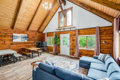 Loft Cabin With Deck Creek Pond Fire Pit Wifi