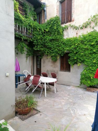 Apartamento Studio Avec Terrasse Amenagee Et Wifi A Neris Les Bains