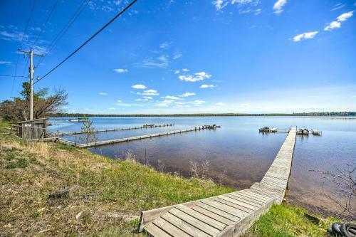 Convenient Cabin With Access To 3 Boat Docks!