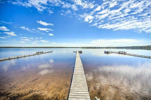 Convenient Cabin With Access To 3 Boat Docks!