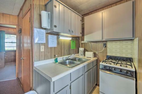 Convenient Cabin With Access To 3 Boat Docks!