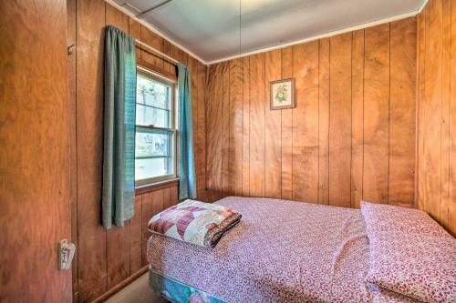 Convenient Cabin With Access To 3 Boat Docks!