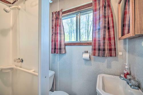 Convenient Cabin With Access To 3 Boat Docks!