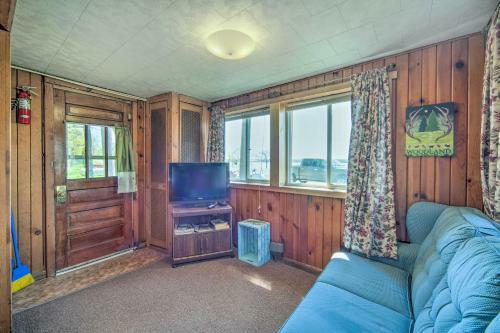 Convenient Cabin With Access To 3 Boat Docks!