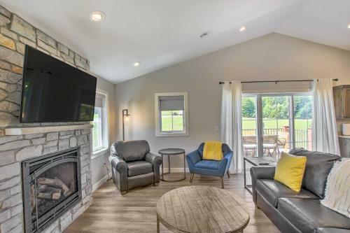 Picturesque Gem, Walk To Racetrack And Lakes!