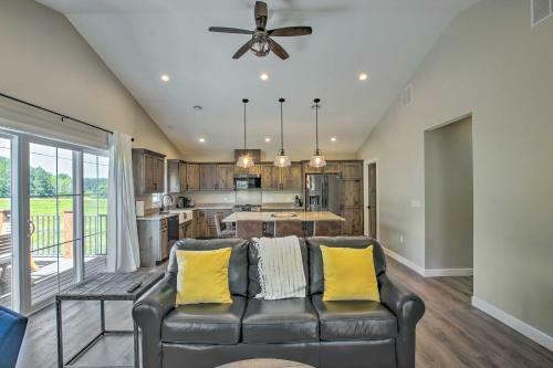 Picturesque Gem, Walk To Racetrack And Lakes!