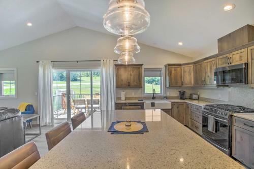 Picturesque Gem, Walk To Racetrack And Lakes!