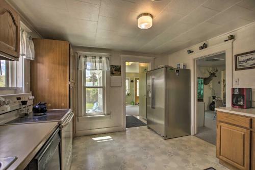Walkable Ten Sleep House With Patio And Sunroom!