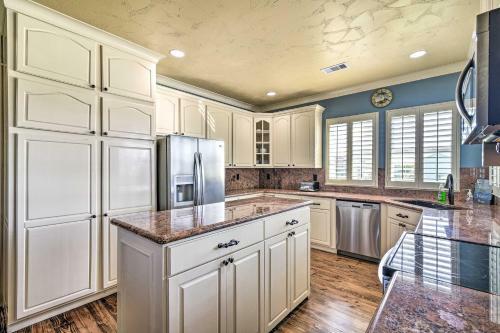 Beautiful Crystal Beach Escape With Large Deck!