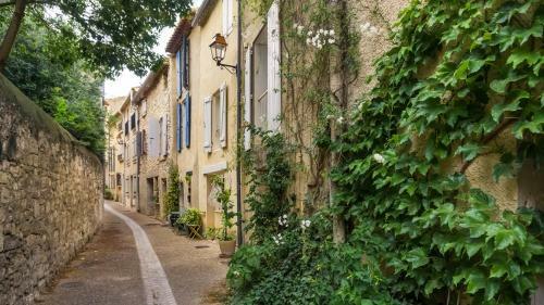 Belle Et Grande Maison de Village Au Bord de L'eau