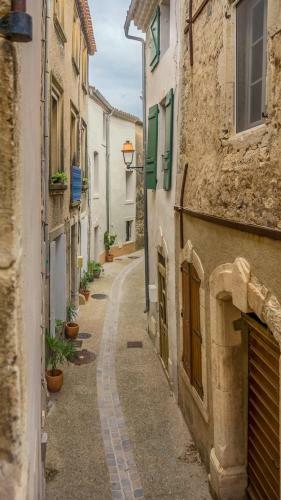 Belle Et Grande Maison de Village Au Bord de L'eau