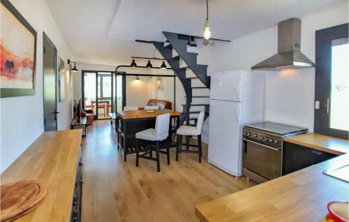 Nice Apartment In Reauville With Wifi And 2 Bedrooms