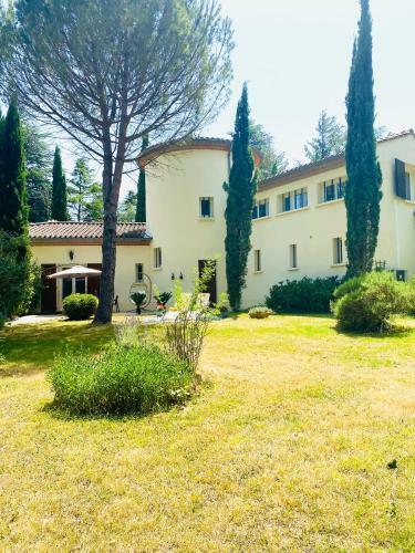 �l�gante Villa Dans Un �crin De Verdure