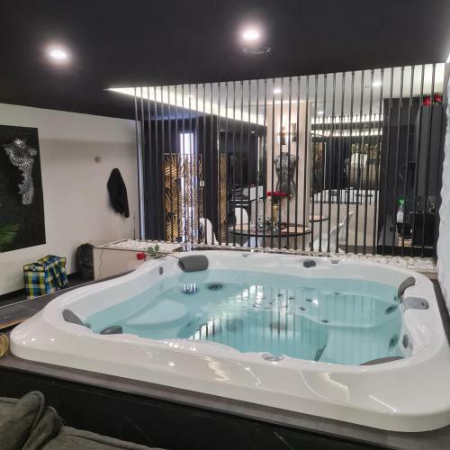 Apartamento Les Secrets Rooms, Love Room De Luxe Avec Jacuzzi