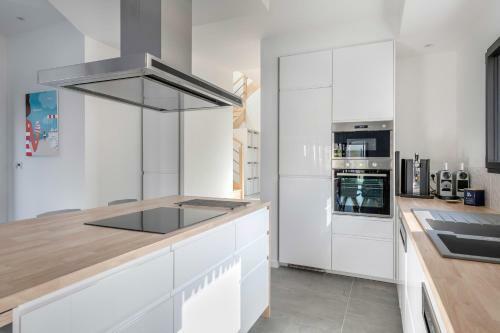 Maison Moderne Avec Piscine Et Jacuzzi Pour 15 Personnes !
