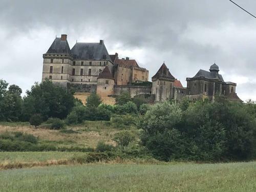 Villa Dordogne/grande Maison/7 Ch./piscine/terrain 3 Ha+