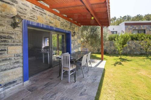 2 Br House With Spacious Garden And Private Pool In Bodrum