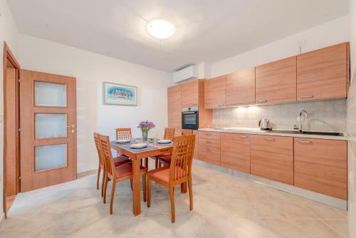 Apartmani Mirta Omi?