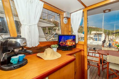Marta Boat B&B