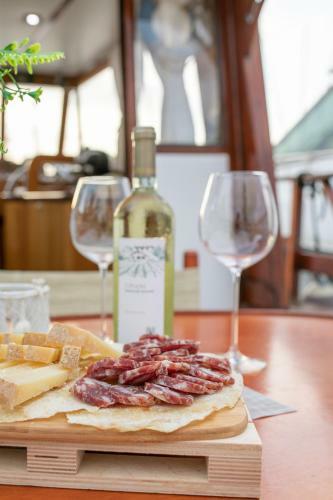 Marta Boat B&B