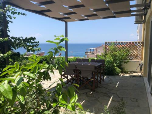 Above The Sea Apartments