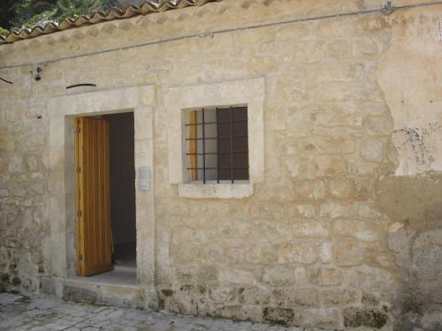 Une Maison Accroch�e Au Rocher.