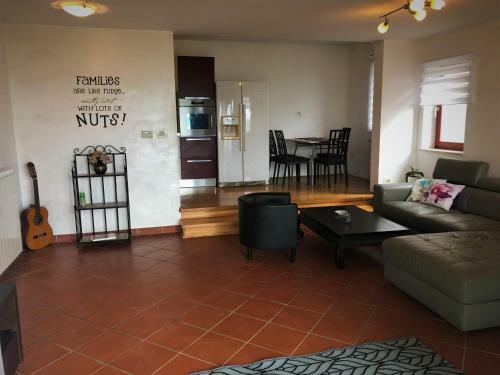 Beautiful Street Apartment - Sea View