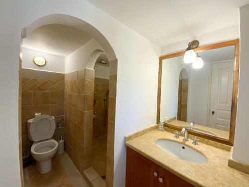 Classy Villa With Wonderful View And Swimming Pool
