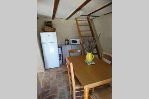 Cabanon Entour� De Montagnes Et D'oliviers