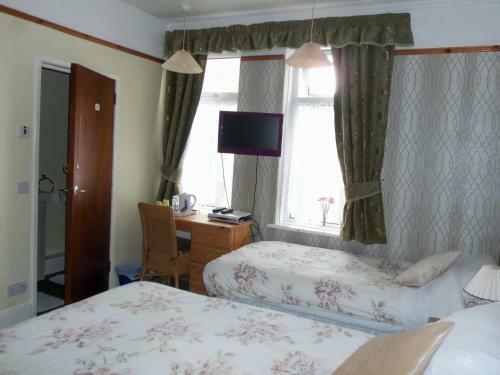 Hostal The Harbour Room Only