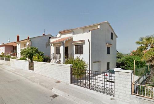 Marina House With Brand New Apartments