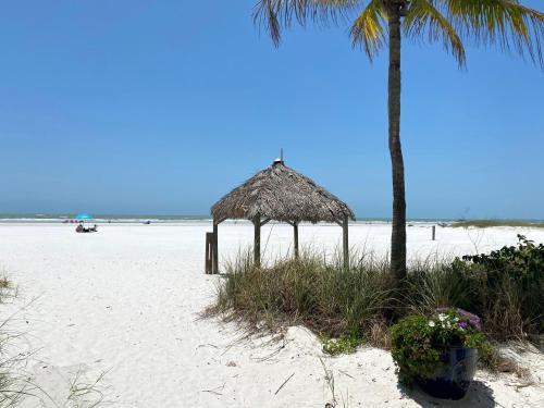 Island House Beach Club 4a