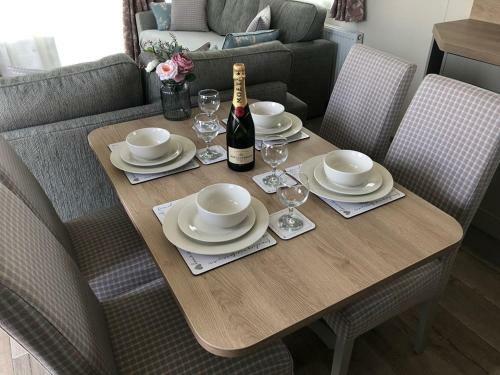 Dees Caravan Lettings Kingfisher Elm 483