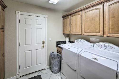 Modern Lake Havasu Oasis With Putting Green And Bbq!