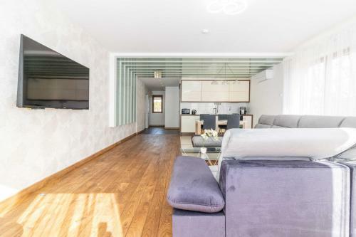 Gentle Brezze Apartment, By Cohost
