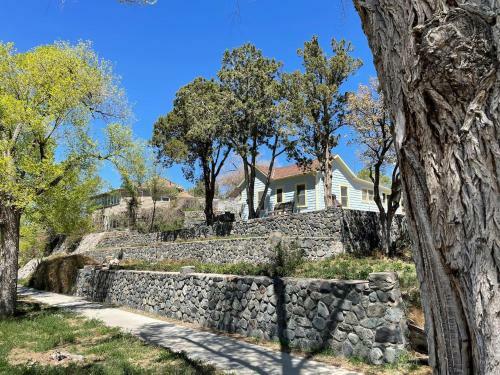 7min Walk To Courthouse Plaza! Historic Cottage