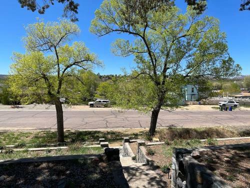 7min Walk To Courthouse Plaza! Historic Cottage