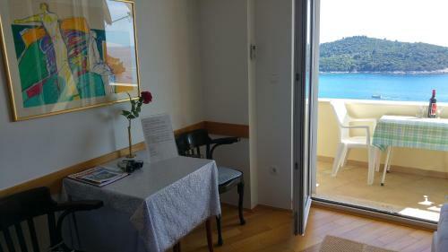 Nik 1 The Views Apartment