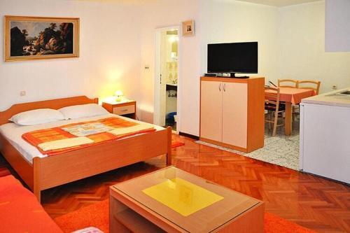 Apartments Villa Vesna Podgora - Cdm05026-cyb